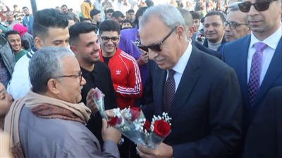 محافظ القليوبية يوزع الورود على المواطنين بكورنيش بنها (صور) 