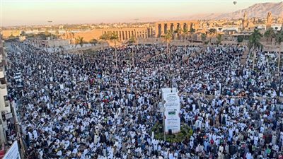 مشهد مهيب، الآلاف يؤدون صلاة عيد الفطر في ساحة أبو الحجاج بالأقصر (بث مباشر)
