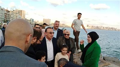 محافظ الإسكندرية يشارك المواطنين فرحتهم بعيد الفطر على كورنيش البحر (صور)