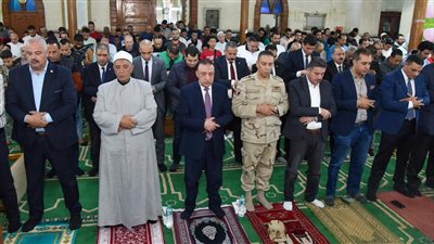 محافظ الإسكندرية يشارك المواطنين صلاة عيد الفطر بمسجد الإمام البوصيري (صور)