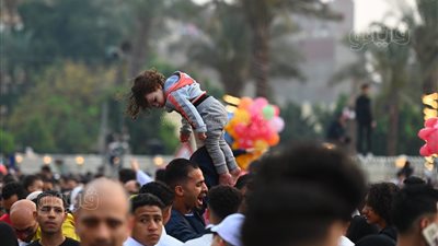 ملاك البراءة، شقاوة ودلع الأطفال لحظة انشغال والديهم بصلاة عيد الفطر المبارك (صور) 