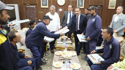 محافظ المنوفية يوزع حلوى العيد على عمال النظافة بمكتبه 