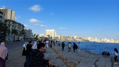 توافد المحتفلين بعيد الفطر على كورنيش الإسكندرية (فيديو وصور)