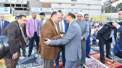 محافظ أسيوط يشارك المواطنين فرحة عيد الفطر المبارك ويتلقى التهاني (فيديو) 