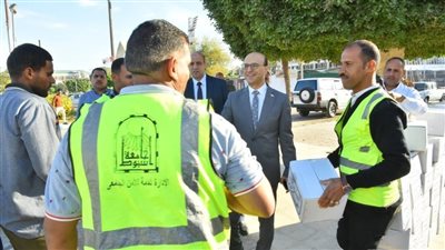 رئيس جامعة أسيوط يهدي مواد غذائية لعمال المستشفيات بمناسبة عيد الفطر (صور) 