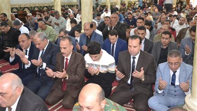 السكرتير العام لمحافظة بالبحيرة يؤدي صلاة عيد الفطر بمسجد التوبة