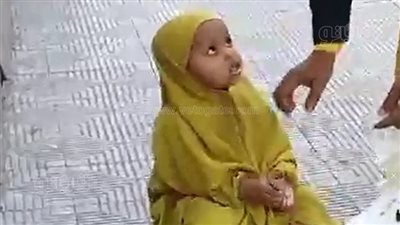 طفلة سودانية تخطف قلوب المصريين في محطة ماري جرجس بعد صلاة عيد الفطر (فيديو)