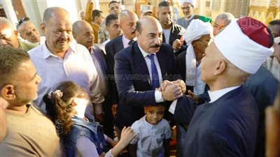 بتوزيع الهدايا والصور التذكارية، محافظ أسوان يحتفل مع المواطنين بعيد الفطر (صور)