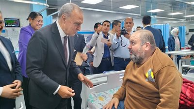 محافظ القليوبية يقدم التهاني بعيد الفطر لأسر المرضى الفلسطينيين (صور) 