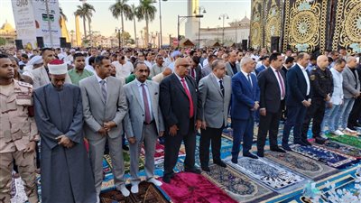 رئيسا جامعتي طيبة والأقصر يؤديان صلاة عيد الفطر بساحة أبوالحجاج الأقصري