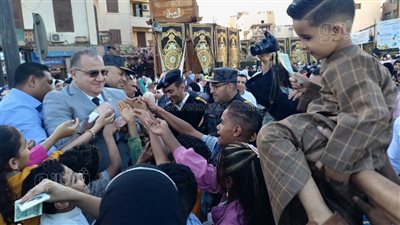 مساعد وزير الداخلية يوزع عيدية عيد الفطر على الأطفال بالأقصر (صور)