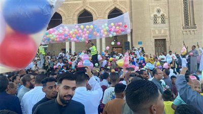 احتفالا بعيد الفطر، تساقط بلالين وتوزيع هدايا على المواطنين بأسوان (فيديو وصور) 