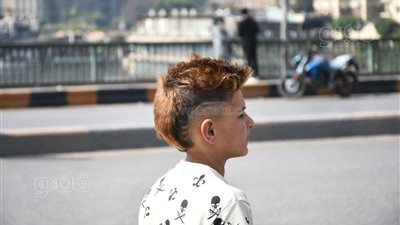 ألوان صارخة وراستا، قصات شعر الأطفال والشباب بكوبري الجامعة في أول أيام العيد (صور) 