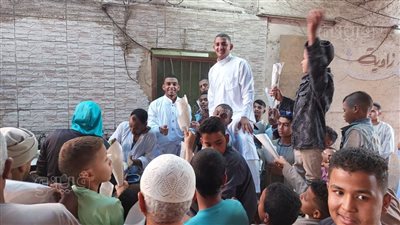 مواطن يوزع 1500 ساندوتش على المواطنين احتفالا بعيد الفطر في إسنا بالأقصر (صور)