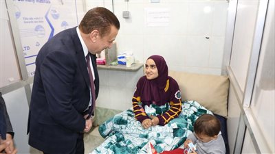 محافظ المنوفية يزور المصابين الفلسطينيين ويقدم العيدية للأطفال بحميات شبين الكوم (صور)