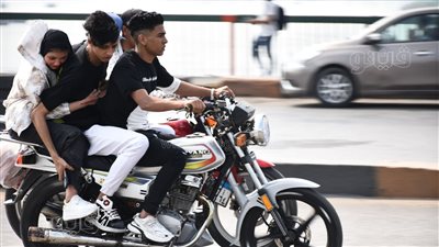 بمسدسات الخرز والموتوسيكلات، الأطفال يحتفلون بأول أيام عيد الفطر بكوبري عباس (صور) 