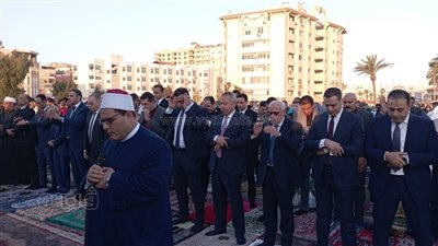 محافظ بورسعيد يؤدي صلاة عيد الفطر بالمعمورة وسط الآلاف من الأهالي (صور )