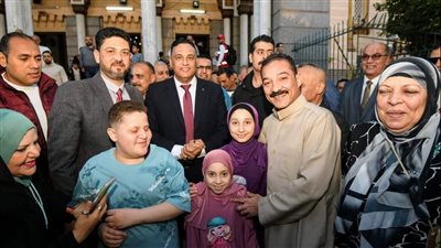 السيلفي يجمع محافظ الدقهلية بالمواطنين في شوارع المنصورة بأول أيام عيد الفطر (صور)