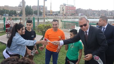 محافظ القليوبية يوزع الورود والهدايا على زوار القناطر الخيرية (صور)