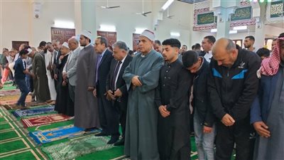 بحضور عشرات الفلسطينيين، محافظ شمال سيناء يؤدي صلاة العيد في العريش (صور)