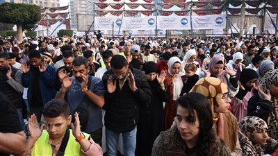 اختلاط وزحام، 20 صورة ترصد صلاة العيد من مسجد مصطفى محمود (صور)