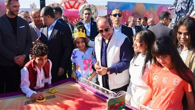 عيد الفطر.. الرئيس يؤدي الصلاة بمسجد مصر الكبير في العاصمة الجديدة.. يشارك الأطفال الألعاب ويوزع الهدايا.. ويكرم أسر وأبناء الشهداء