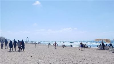 توافد الأهالي على شواطئ العجمي للاحتفال بأول أيام عيد الفطر (صور)