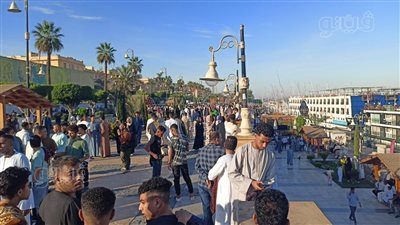 العيد فرحة، زحام شديد بكورنيش النيل بالأقصر في أول أيام عيد الفطر (فيديو وصور)