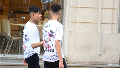 بالملابس المتطابقة، أصدقاء يحتفلون بعيد الفطر بشوارع وسط البلد