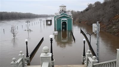 مياه الفيضانات تغمر مسجدا في أورسك الروسية 