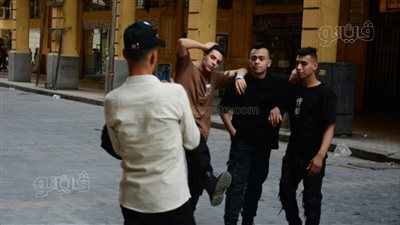 الصور التذكارية والسيلفي، شاهد أبرز احتفالات المصريين بعيد الفطر في وسط البلد