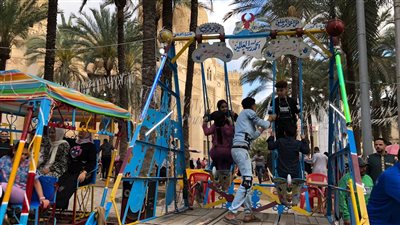 زحام بساحة أبو العباس والكورنيش والحدائق في أول أيام عيد الفطر بالإسكندرية (صور)