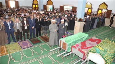 4 من أسرة واحدة، محافظ بني سويف يؤدي صلاة الجنازة على ضحايا معدية الفشن (فيديو)
