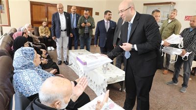 بالكعك والبسكويت، محافظ بني سويف يهنئ المرضى الفلسطينيين وأسرهم بالعيد (بث مباشر)