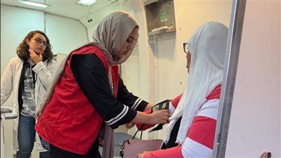فرق مبادرة 100 مليون صحة تواصل تقديم خدماتها بأماكن التجمعات (صور) 