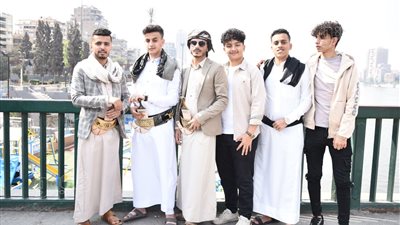 بالخنجر والجلباب، يمنيون يحتفلون بأول أيام عيد الفطر 