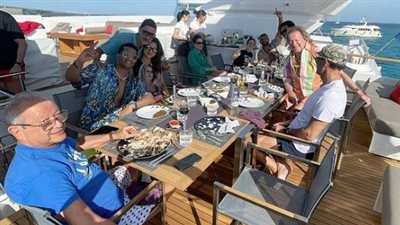 محمد رمضان يحتفل مع نجيب ساويرس بعيد الفطر في يخت بالجونة