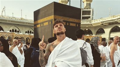 أول تعليق من لاعب الطائي السعودي بعد أداء أول عمرة عقب إسلامه