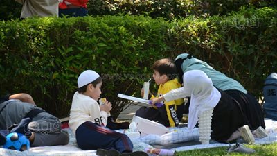 افتراش الأرض والسيلفي، أبرز مظاهر احتفالات المواطنين بثاني أيام العيد في حديقة الأزهر (صور)