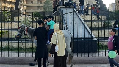 أطفال البحيرة يحتفلون بعيد الفطر بركوب الخيل (صور)