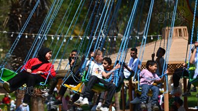 الملاهي تجذب زوار حدائق القناطر الخيرية في ثاني أيام عيد الفطر (صور)