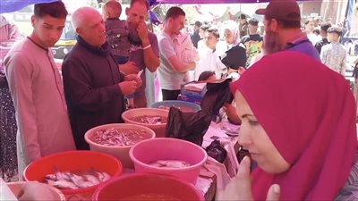 إقبال على شراء الفسيخ في ثاني أيام عيد الفطر بالدقهلية (فيديو وصور)
