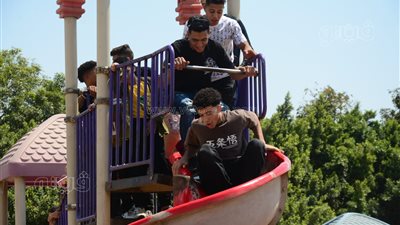 زحام شديد على منطقة الألعاب بحديقة الأزهر في ثاني أيام عيد الفطر (صور)