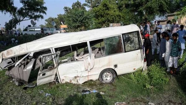 مصرع 17 شخصا وإصابة 41 آخرين بانقلاب شاحنة في باكستان