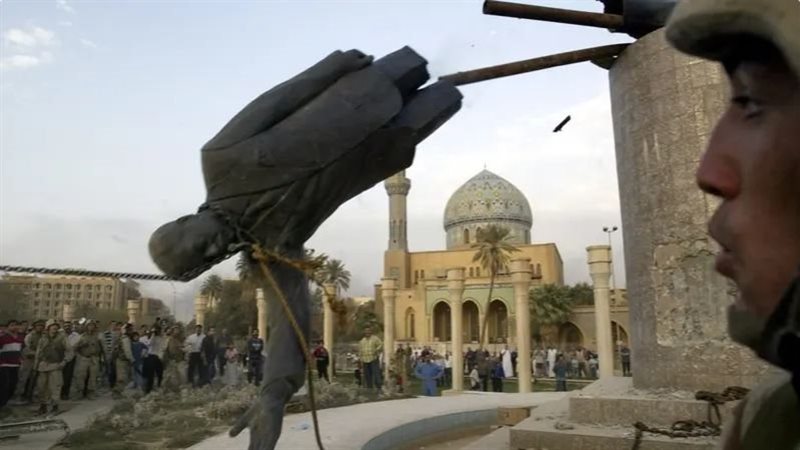 لحظة تحطيم تمثال