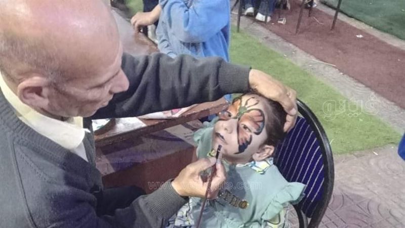 الرسم علي وجوه الاطفال