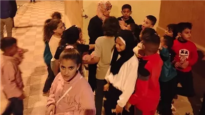 توزيع الهدايا والألعاب وكعك العيد على الفلسطينيين بحي السبيل في العريش 