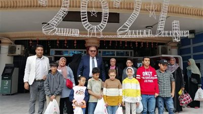 صور ترصد احتفالات المواطنين بثاني أيام عيد الفطر داخل الأندية على كورنيش البحر بالإسكندرية 