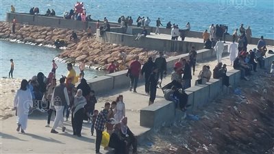 توافد كبير من أهالي مرسى مطروح على الكورنيش في ثاني أيام العيد (صور)