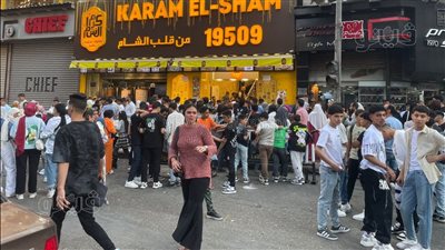 زحام شديد على مطاعم وسط البلد والشباب يتصدر الحضور (صور)